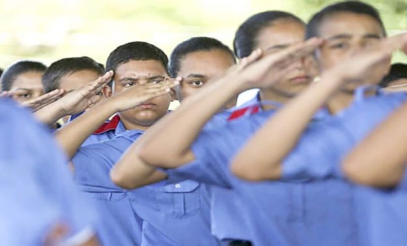 "Escolas cívico-militares são ideológicas e não educacionais. Afrontam a liberdade de ensinar e aprender", diz a Apeoesp