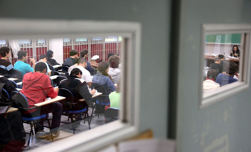 Limitações no orçamento afetam áreas consideradas estratégicas para o governo como petróleo e agro; na foto, uma aula de Filosofia com a professora Silvana Ramos na USP