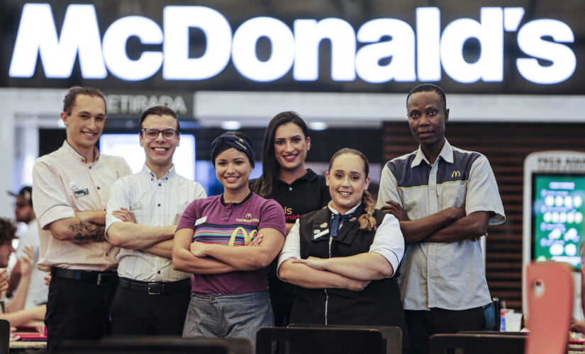 Vaga para atendente do McDonald's oferece salário mínimo, Vale-transporte, assistência médica, seguro de vida e plano de carreira.