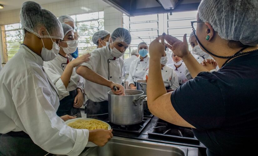 Estudantes da EMEBS prepararam macarrão com molho de tomate caseiro e almondegas na oficina de gastronomia em Libras da Secretaria de Desenvolvimento Econômico, Trabalho e Renda