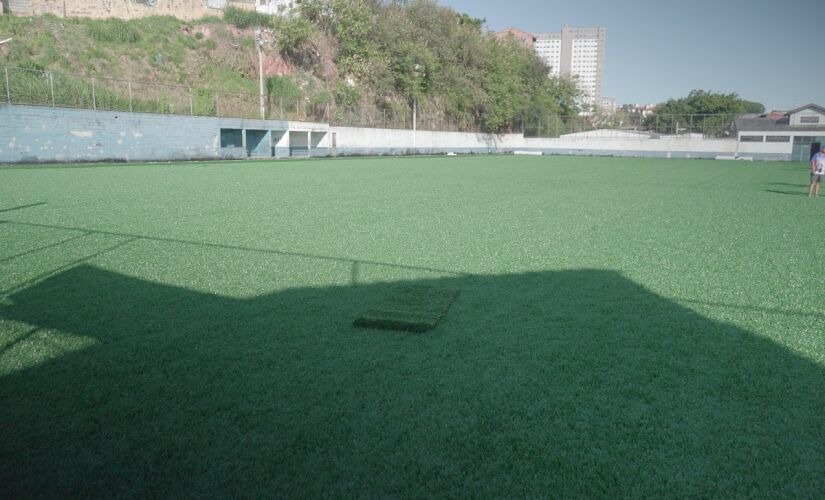 Campo do Leme recebe novo gramado sintético