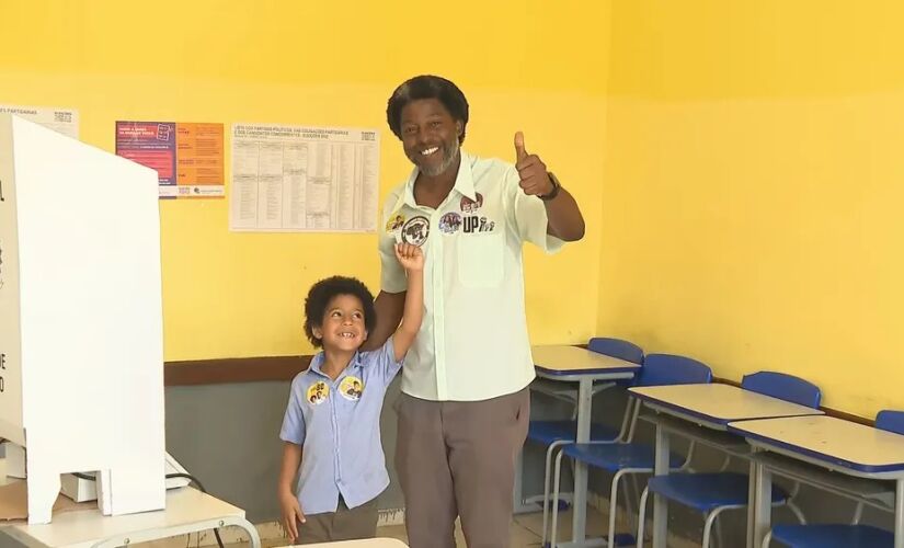 Léo Péricles, candidato à Presidência da República pelo partido Unidade Popular (UP), registrou seu voto em escola estadual de BH
