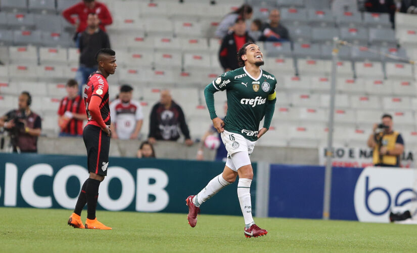 Gustavo Gomez, do Palmeiras, comemora seu gol 