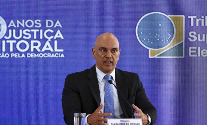 Alexandre de Moraes disse que a manhã de votação foi tranquila no país e nos postos de votação no exterior