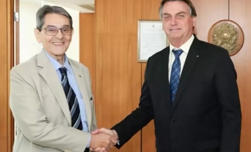 Bolsonaro disse que sequer tinha uma foto com Roberto Jefferson, mas tem e são aliados