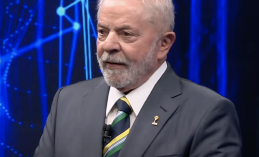 Luiz Inácio Lula da Silva (PT) está usando um broche da campanha Faça Bonito