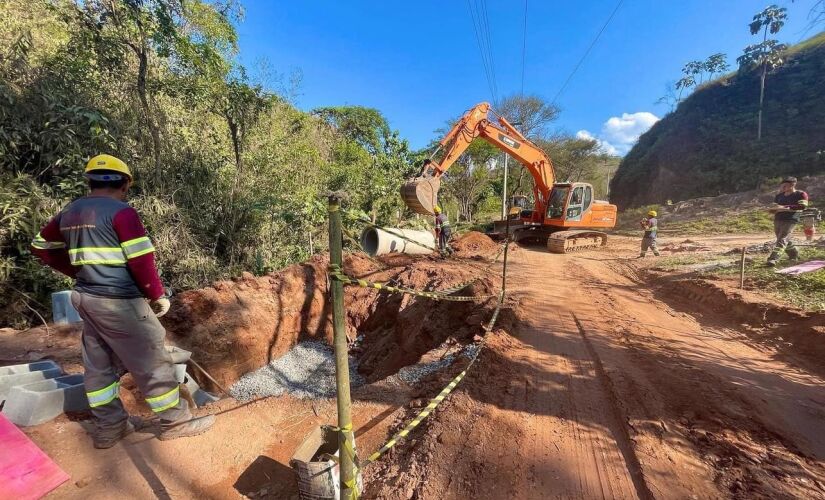 Obras de preparo para pavimentação da estrada do Rio do Peixe, em Igaratá