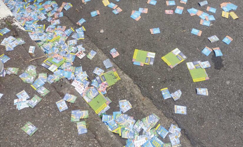 Santinhos jogados pelas ruas em frente a escola estadual no bairro Jardim Patente, na zona Sul de São Paulo