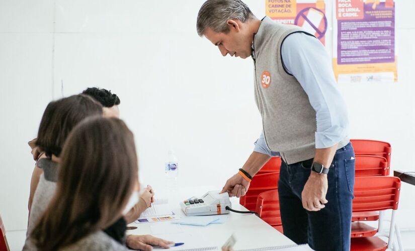 Felipe D'Avila votou por volta das 9h30 deste domingo (2), no Colégio Mater Dei, no Jardim Paulista