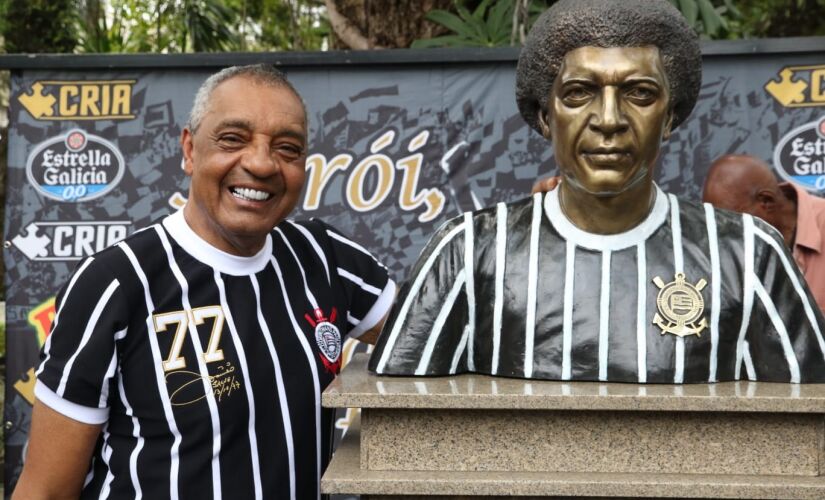 Basílio ao lado do busto em sua homenagem, na sede do Corinthians