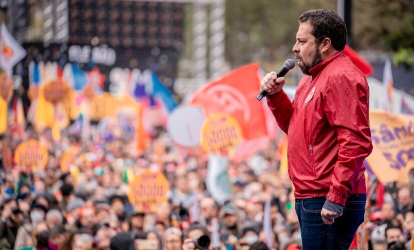 Guilherme Boulos durante ato de campanha na cidade de São Paulo