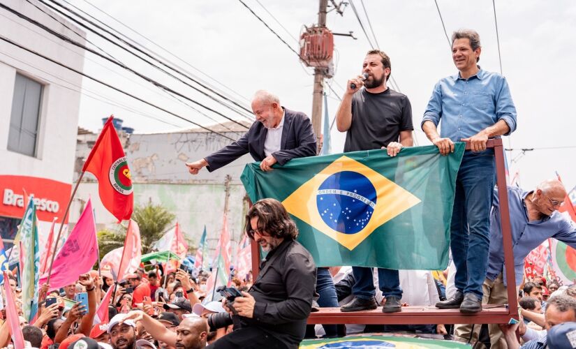 Lula, Boulos e Haddad durante ato de campanha na zona leste de São Paulo