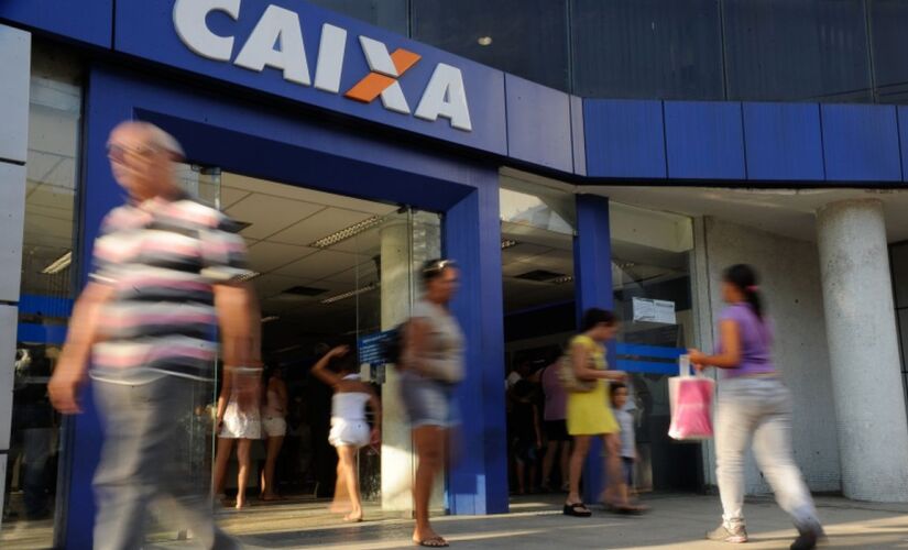 Os beneficiários do auxílio que buscavam empréstimo na Caixa já estavam tendo de esperar por mais tempo para ter o dinheiro