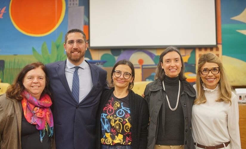 Sonia Raquel, Rodrigo Gonçalves, Soninha Francine, Andrea Zanin e Cris Monteiro durante ação do Outubro Rosa