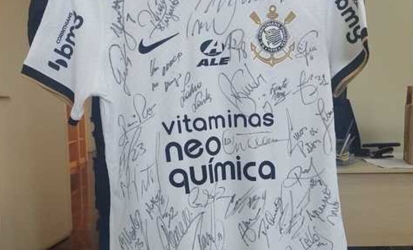 Camisa do Corinthians que foi doada para a Tucca e está em leilão