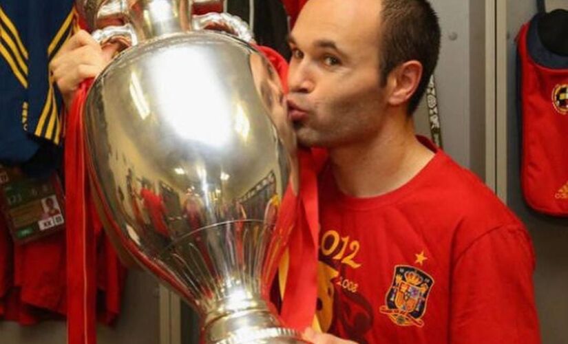 Enquanto vivia o auge dentro de campo pelo Barcelona, Andrés Iniesta travava uma batalha contra a depressão fora deles