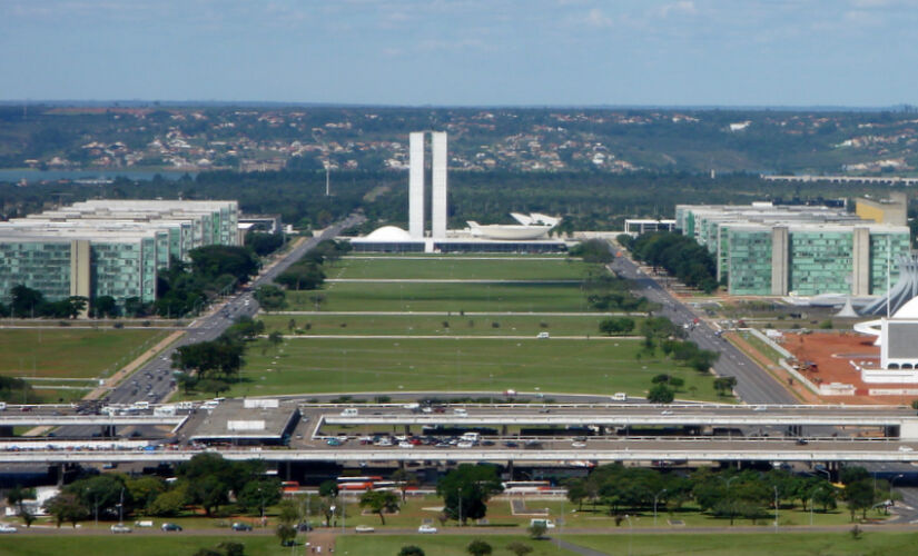 Cerca de 200 pessoas já se reúnem no local por volta das 17h10 deste domingo (30)