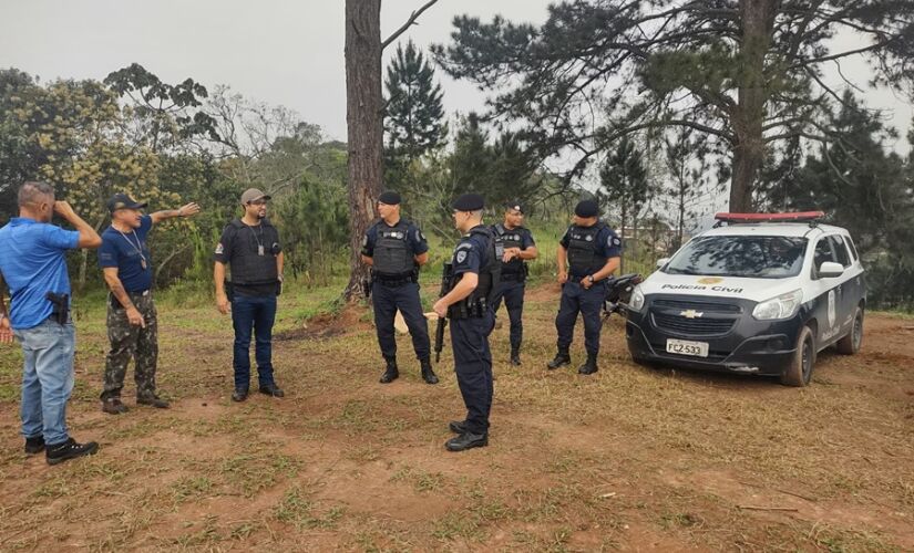 Um dos locais informados pela polícia fica no bairro do Pinheirinho, em Embu das Artes, lá foram localizadas três covas