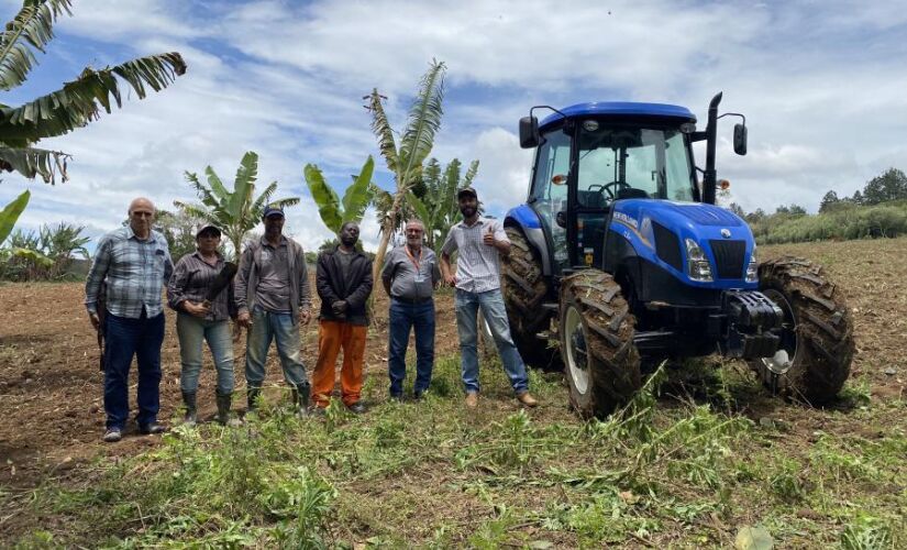 Novo trator da marca New Holland adquirido pela prefeitura de Itapecerica da Serra