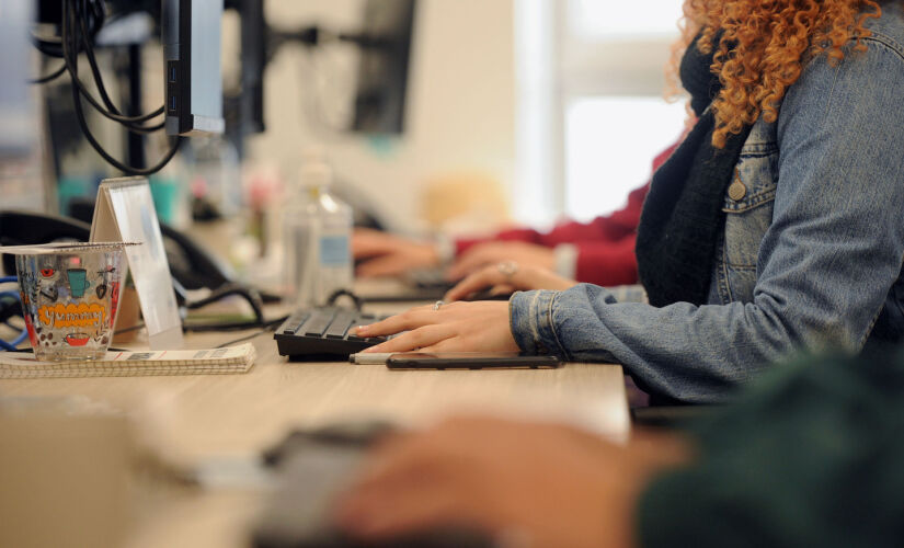 As mulheres ainda seguem em minoria entre graduandos na área de tecnologia no Brasil