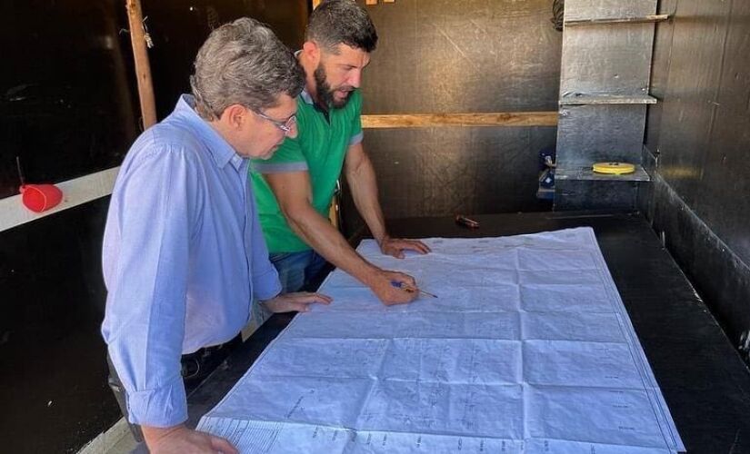 Dr. Cássio e Lucas Aparecido Rodrigues durante obra em Porto Feliz