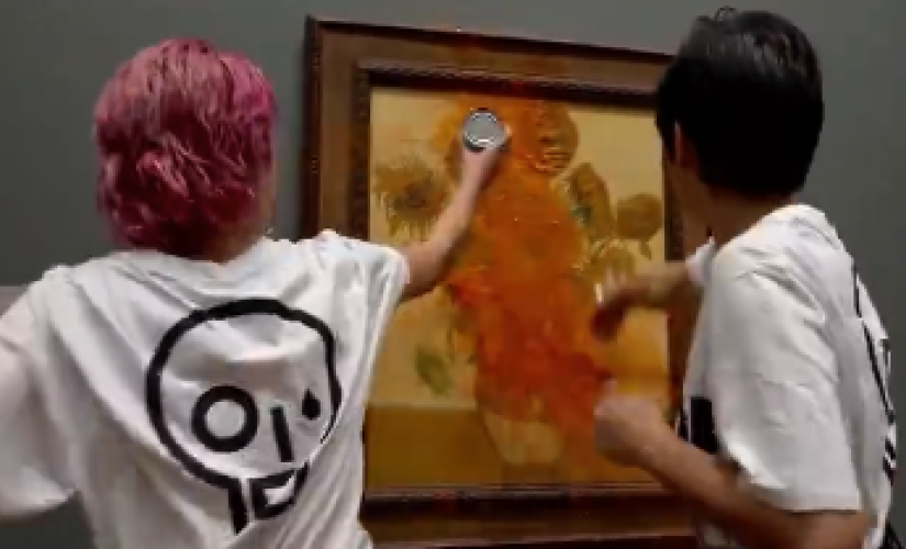 Na ação, as ativistas também colaram as mãos na parece onde o quadro estava disponibilizado