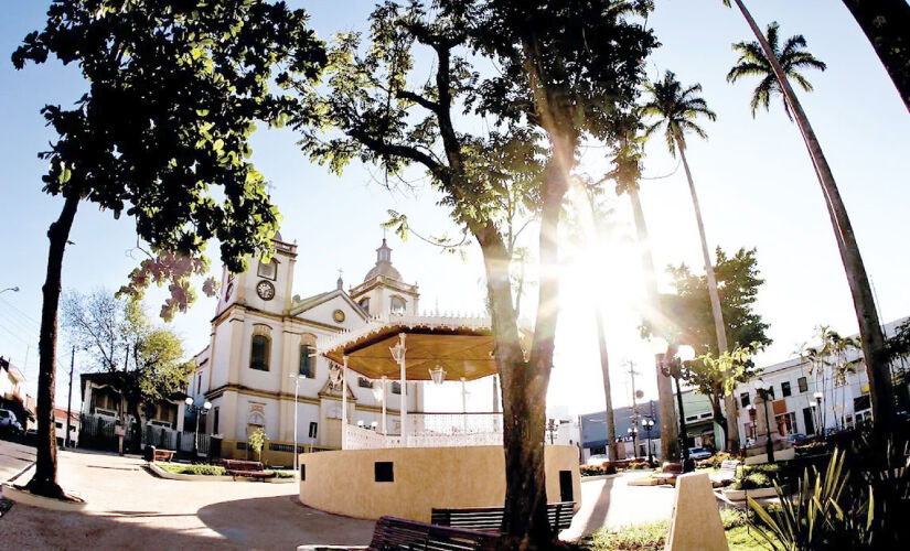 Praça da Matriz é um dos pontos de lazer do município histórico de Porto Feliz, na região de Sorocaba