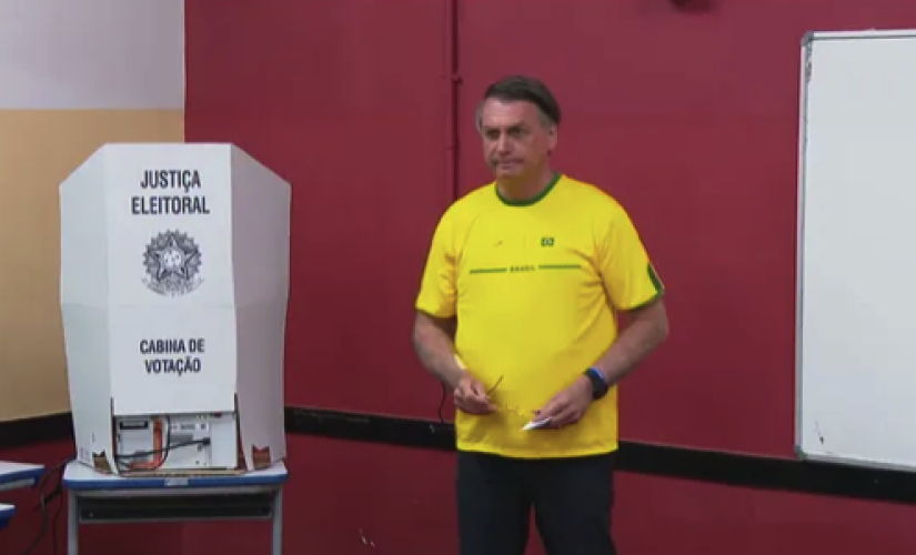 O candidato a reeleição Jair Bolsonaro vota na Escola Municipal Rosa da Fonseca, no Rio 