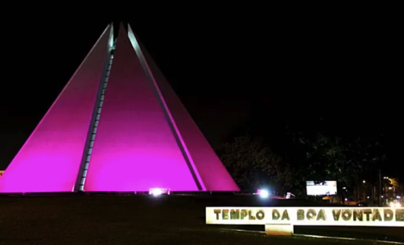 Templo da Boa Vontade iluminado para a campanha 