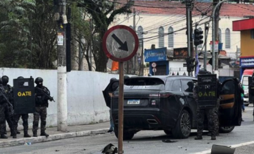 O criminoso se rendeu e a Polícia Militar anunciou o fim do sequestro.