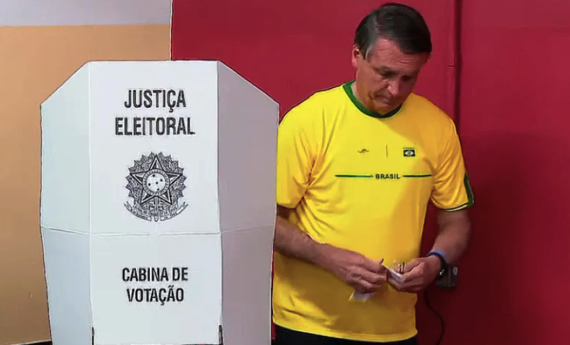 Bolsonaro vota em escola municipal no Rio 