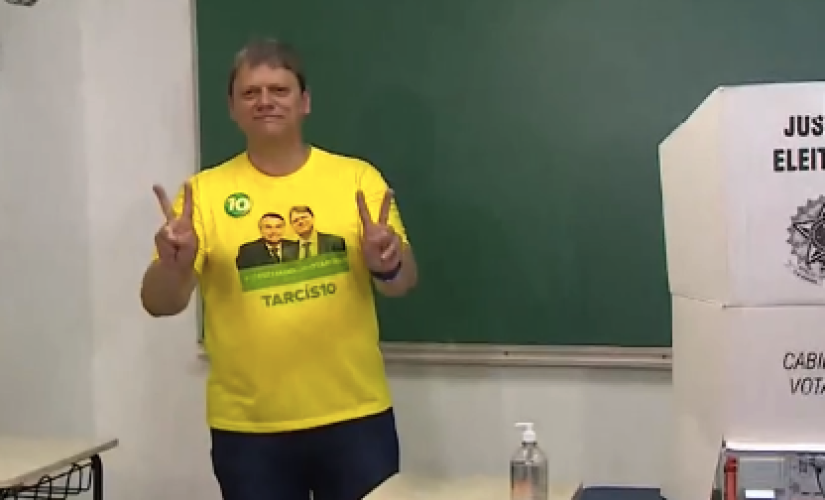 Tarcísio chegou ao seu local de votação a pé, por volta das 11h15