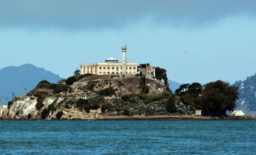 Atração convida os visitantes a imergirem na história do médium John Feltner e sua investigação na prisão americana de Alcatraz