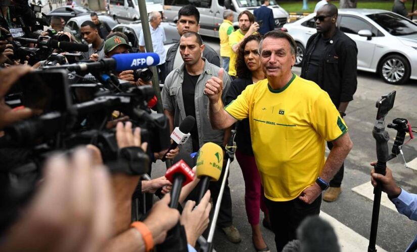 Presidente Jair Bolsonaro chega para votar em escola do Rio de Janeiro 