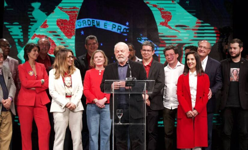 O ex-presidente Lula (PT) discursa ao lado de aliados após confirmação de segundo turno contra o presidente Jair Bolsonaro (PL), em hotel no centro de SP - Marlene Bergamo/Folhapress