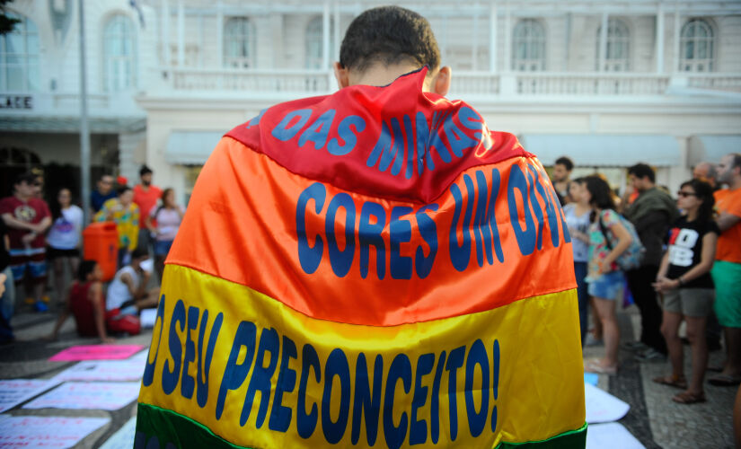 O texto dizia que funcionários da Fundação Theatro Municipal pediram a retirada da bandeira 