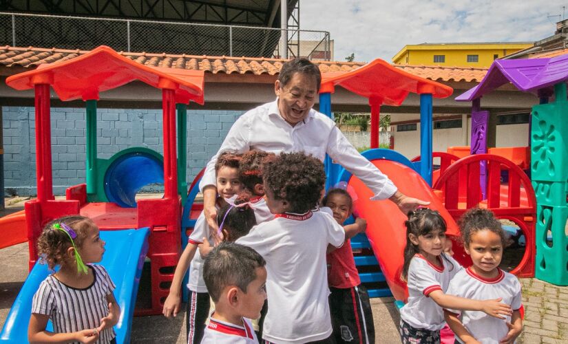 Prefeito Aprígio em visita à EMI Cuca para entrega de brinquedões.