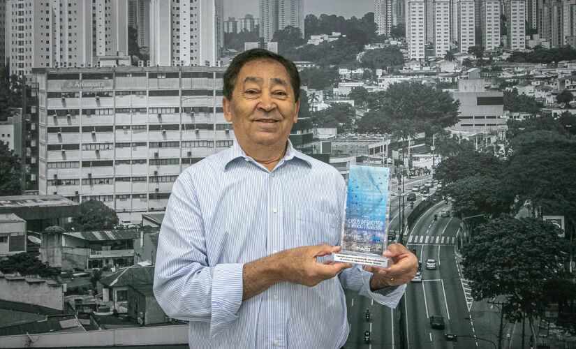 Prefeito Aprígio exibe troféu do 6&ordm; Prêmio Casos de Sucesso & Inovação e Tecnologia do Instituto Trata Brasil.