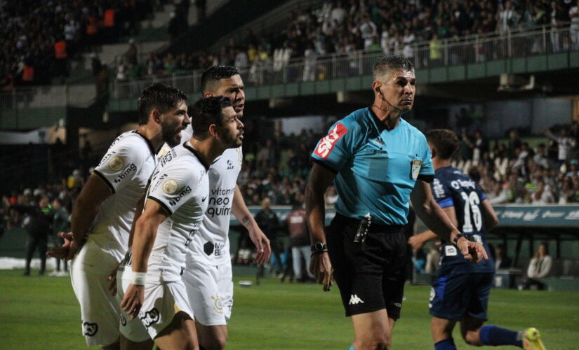 Corinthians sofreu para empatar com o Coritiba