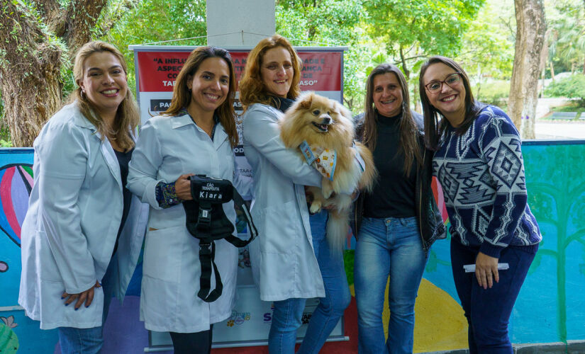 Entrega de coletes sensoriais e crachás para animais da cãoterapia aconteceu no Parque das Hortênsias