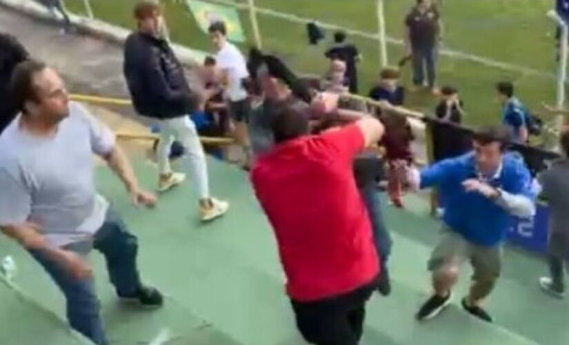Após a expulsão de dois jogadores, um de cada clube, houve uma confusão na torcida. Dois homens trocaram golpes e pontapés e, em seguida, foram separados