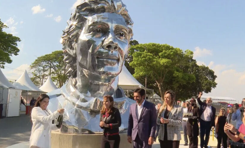 Prefeito Ricardo Nunes próximo à estátua em homenagem a Senna, em Interlagos