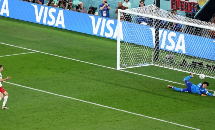 Ochoa defende pênalti cobrado por Robert Lewandowski em empate sem gols entre México e Polõnia