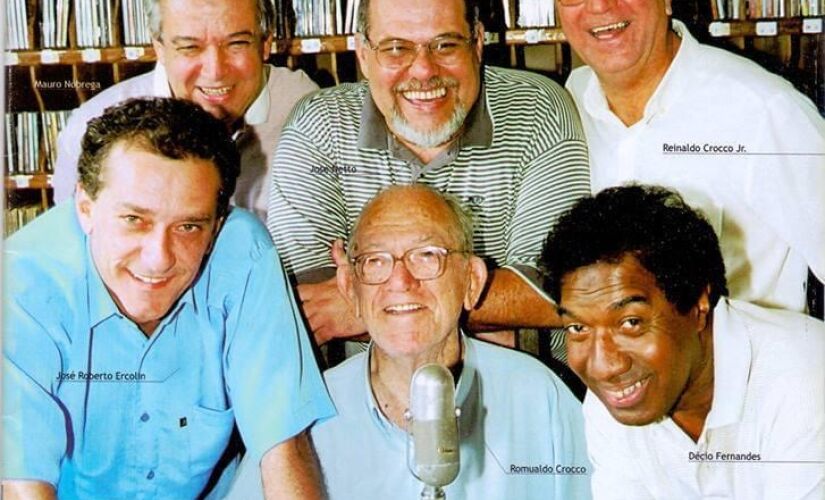 Em pé, da esquerda para a direita estão: Mauro Nóbrega (comentarista esportivo), José Netto (locutor), Crocco Júnior (narrador esportivo e apresentador), José Roberto Ercolin (repórter esportivo e apresentador), Romualdo Croc
