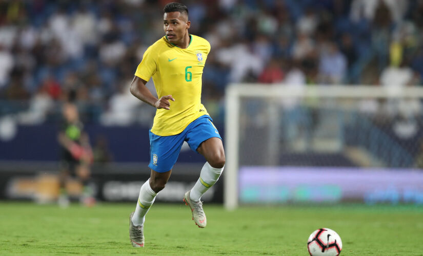 Lateral-esquerdo Alex Sandro desfalcará Brasil contra Camarões