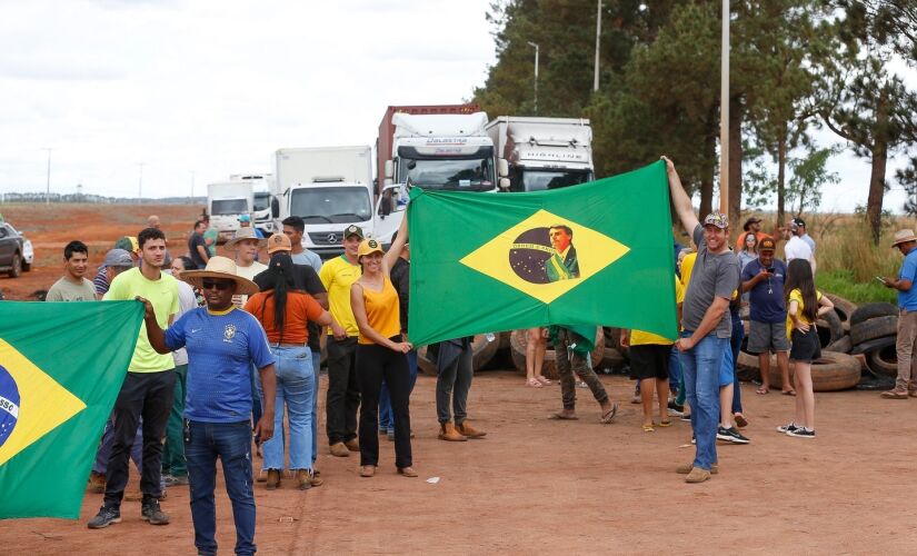 Bolsonaristas trancam rodovia contra a eleição de Lula