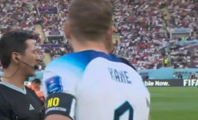 Harry Kane usa braçadeira contra a discriminação