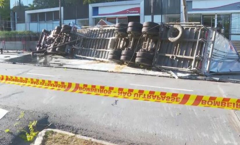 Carreta roubada tomba na Grande São Paulo.