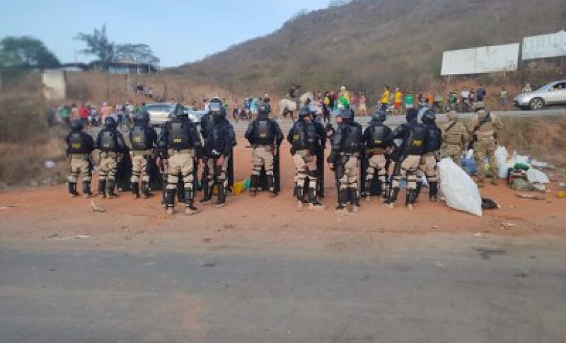 [Ultimo ponto de interdição nas rodovias federais de Pernambuco foi liberado, na tarde desta quarta-feira 