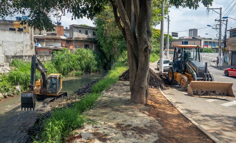 Limpeza de córrego para prevenção de enchente ocorre em Taboão da Serra